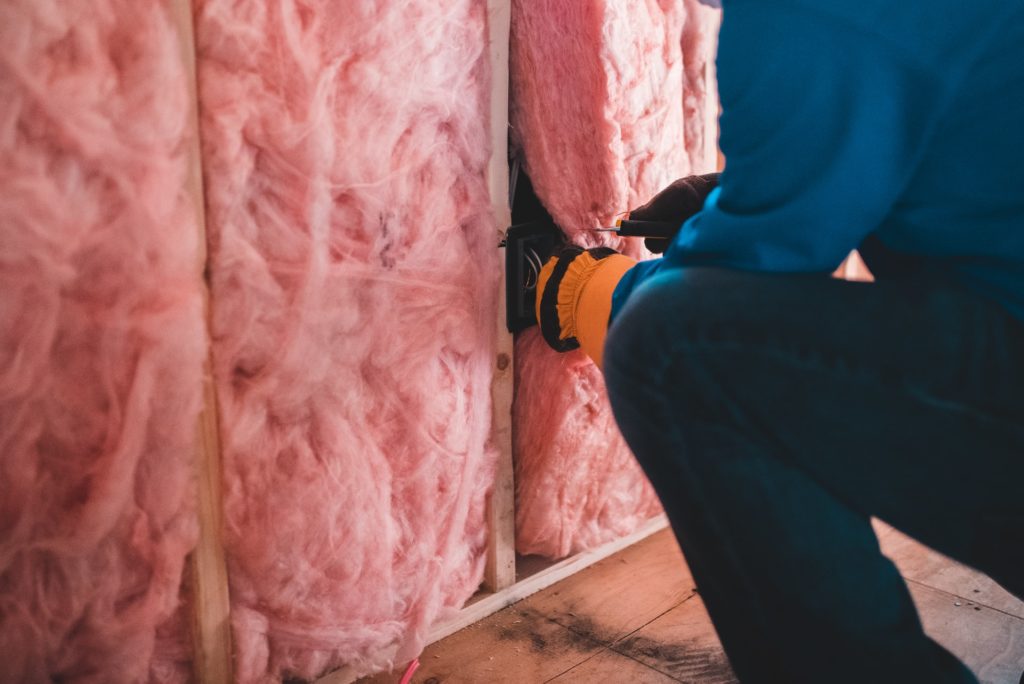 Ouvrier installant un isolant dans une maison individuelle