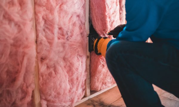 Ouvrier installant un isolant dans une maison individuelle