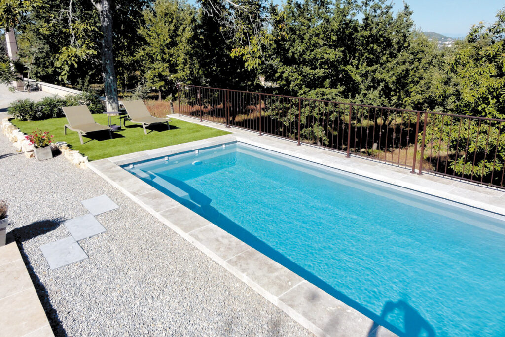Piscine réalisée par Polato Piscines, des piscines avec systèmes de sécurité adaptés