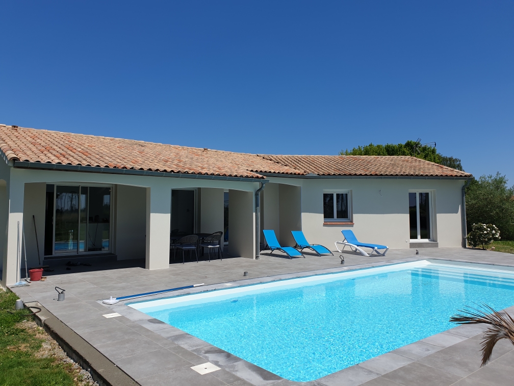 Maison de plain-pied avec piscine et terrasse, agrandie pour créer un espace de vie lumineux.