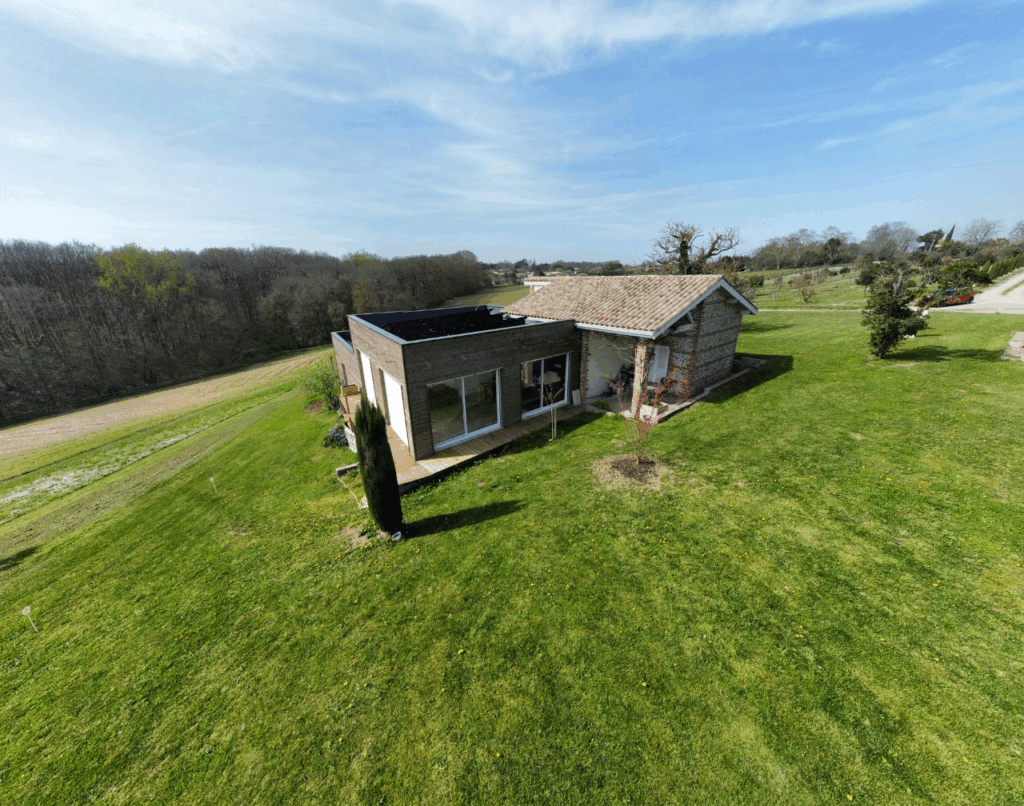 Extension bois d’une maison ancienne, harmonie entre architecture traditionnelle et contemporaine.