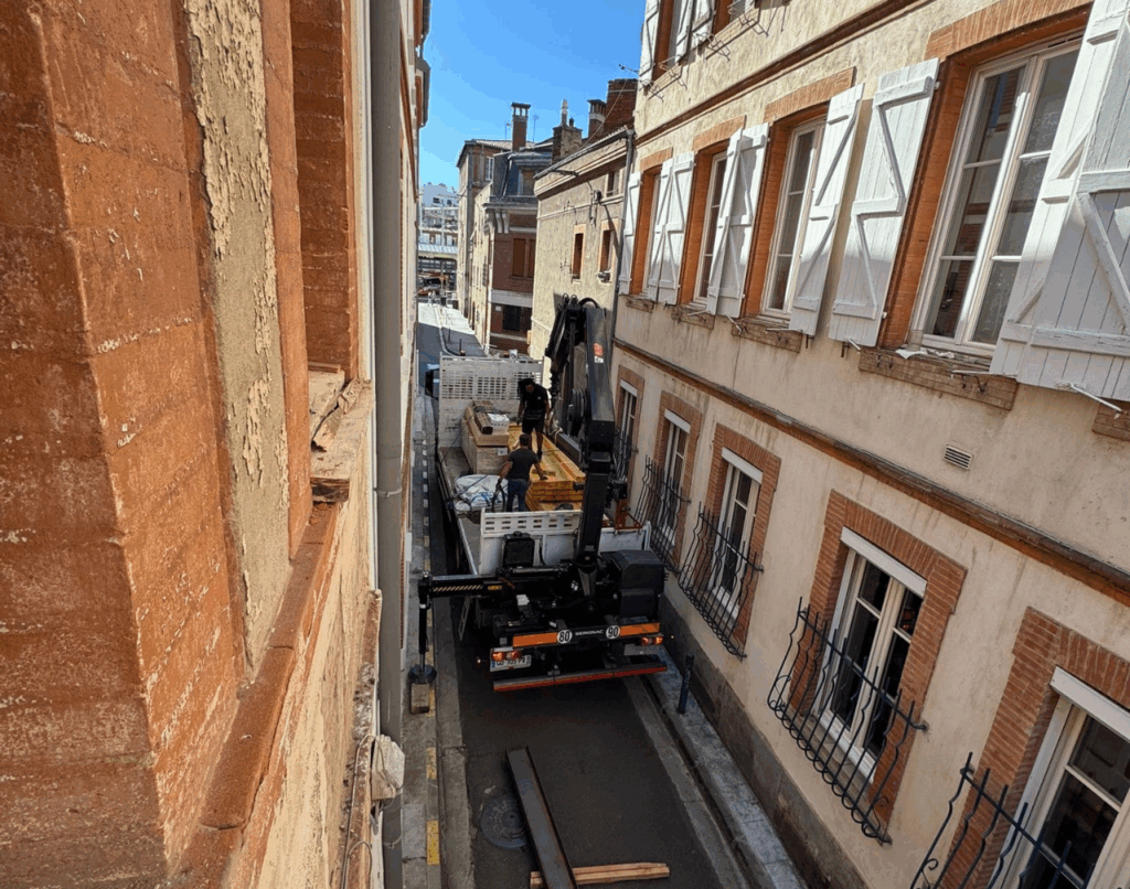Alignement de façades d’immeubles anciens à Toulouse, rue étroite du centre-ville