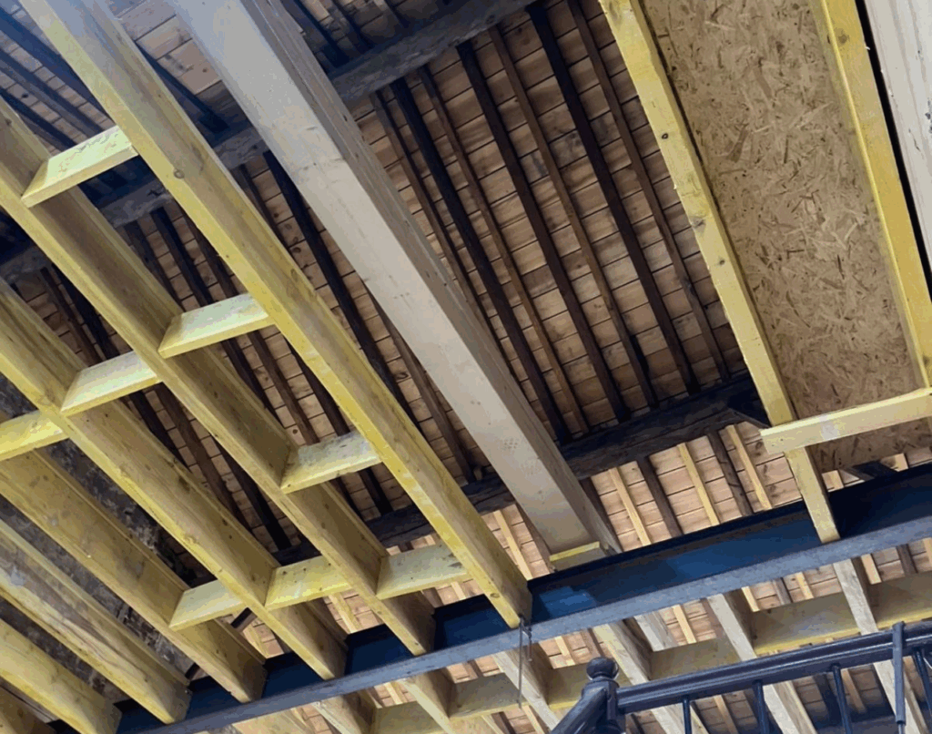 Vue de la charpente et des poutres d'un immeuble ancien en plein centre de Toulouse