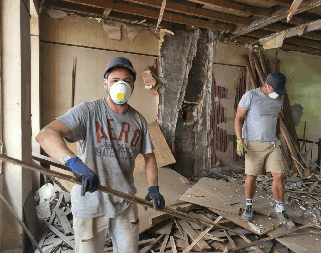 Les artisans de Polato Constructions durant le chantier de l'immeuble rue Saint-Lazare à Toulouse