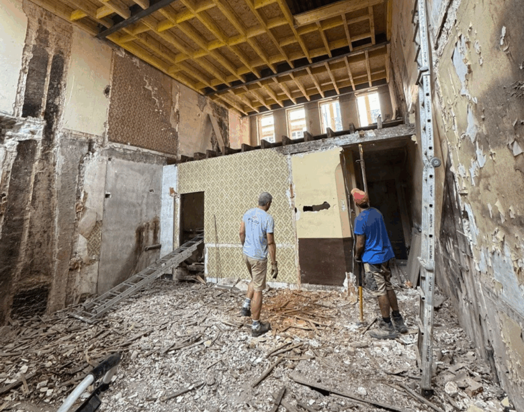 Intérieur d’immeuble à Toulouse en phase de curage, murs dégagés et planchers déposés