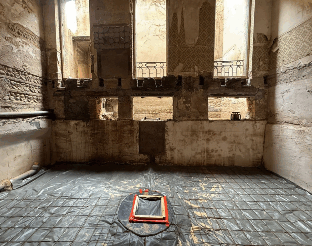 Préparation du sol dans un immeuble à Toulouse avec film de protection