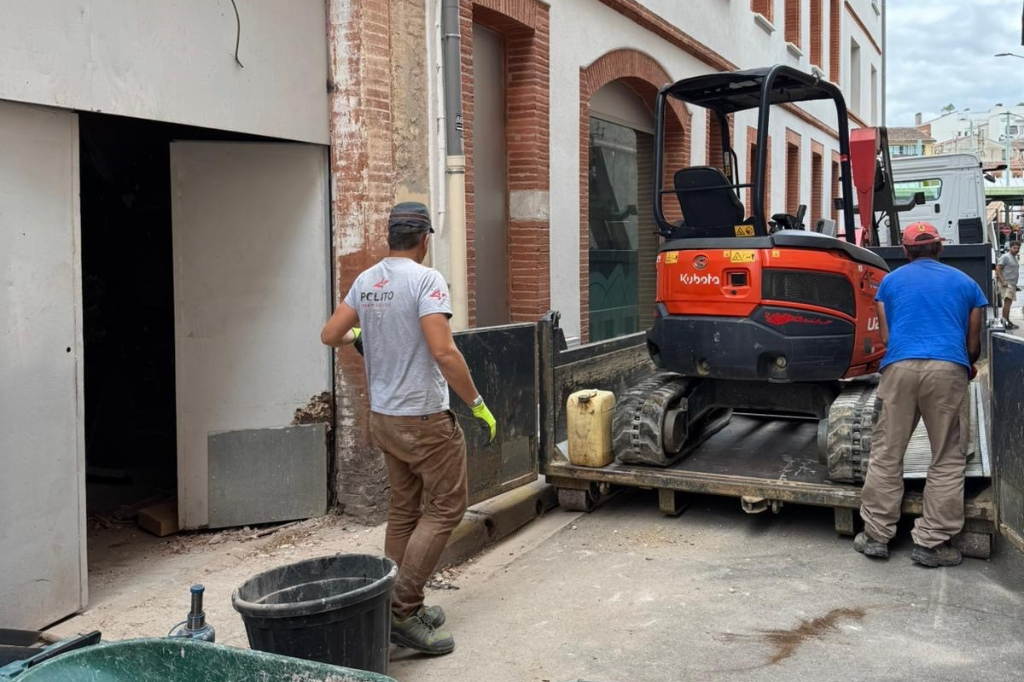 Façade d’un immeuble ancien à Toulouse avec encadrements en brique et menuiseries rénovées, rue Saint-Lazare