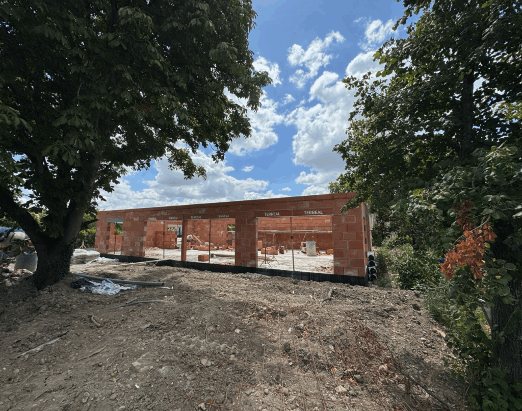 Chantier du projet immobilier solidaire Polato pour Emmaüs Agir, construction du bâtiment mixte en briques