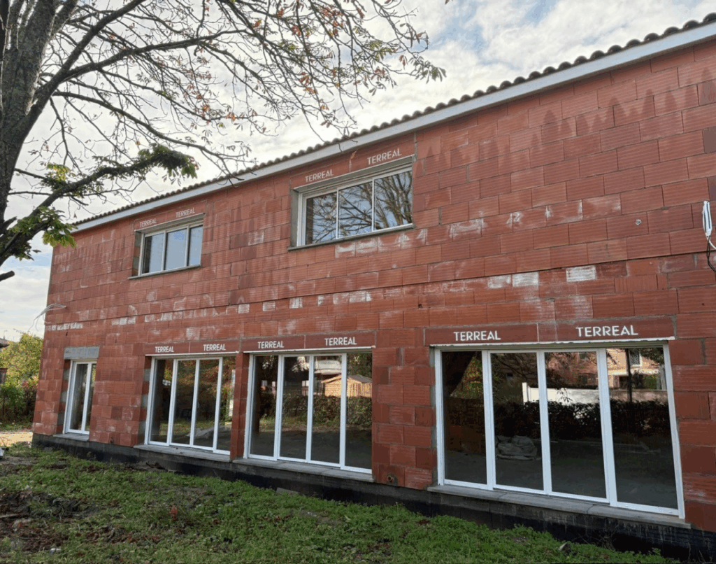 Façade du bâtiment du projet immobilier solidaire Polato, logements associatifs et espaces associatifs en construction