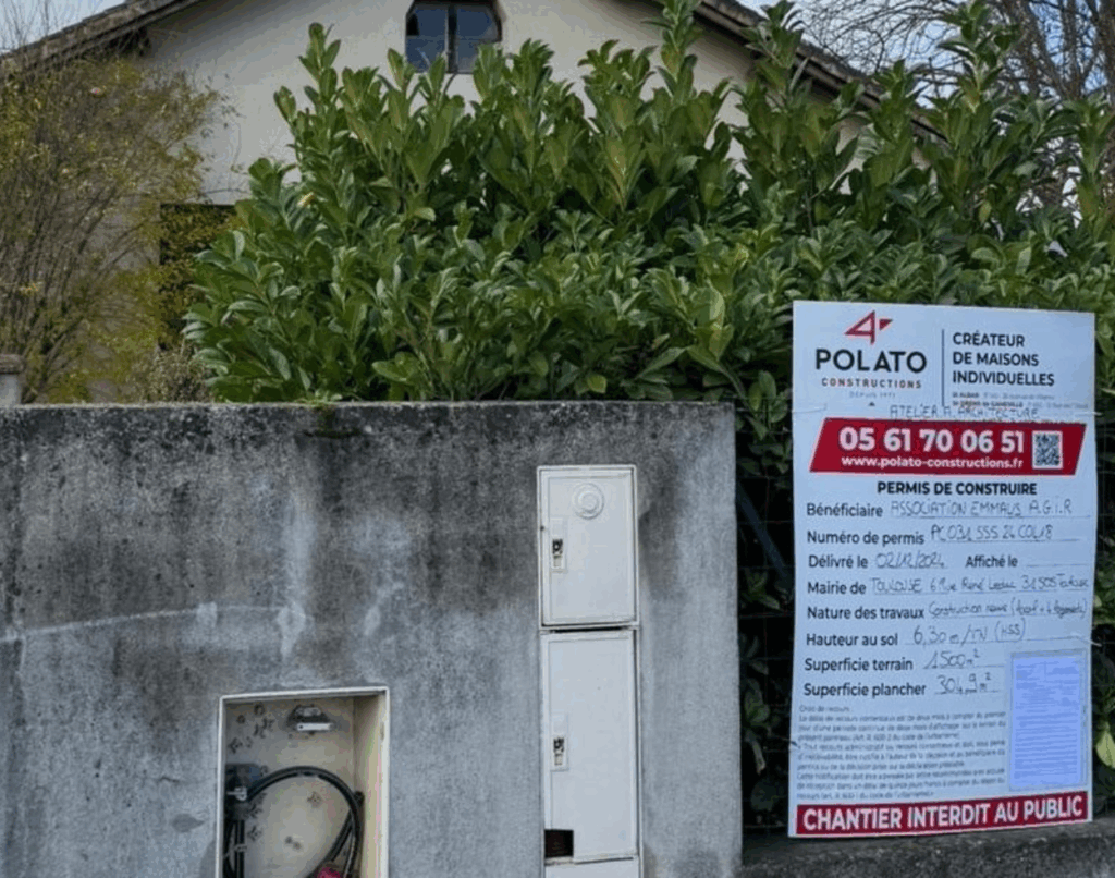 Panneau de permis de construire du projet immobilier solidaire Polato réalisé pour l’association Emmaüs Agir