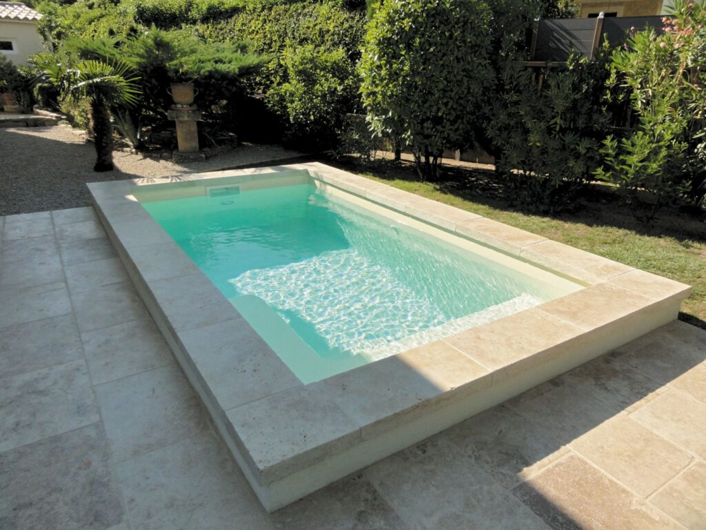 La mini piscine coque permet aussi de conserver un vrai confort de baignade, que ce soit pour se détendre ou profiter d’un espace de nage selon le modèle.