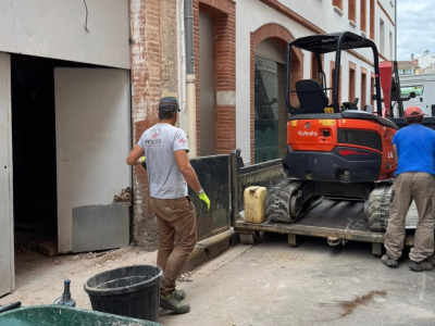 Façade d’un immeuble ancien à Toulouse avec encadrements en brique et menuiseries rénovées, rue Saint-Lazare